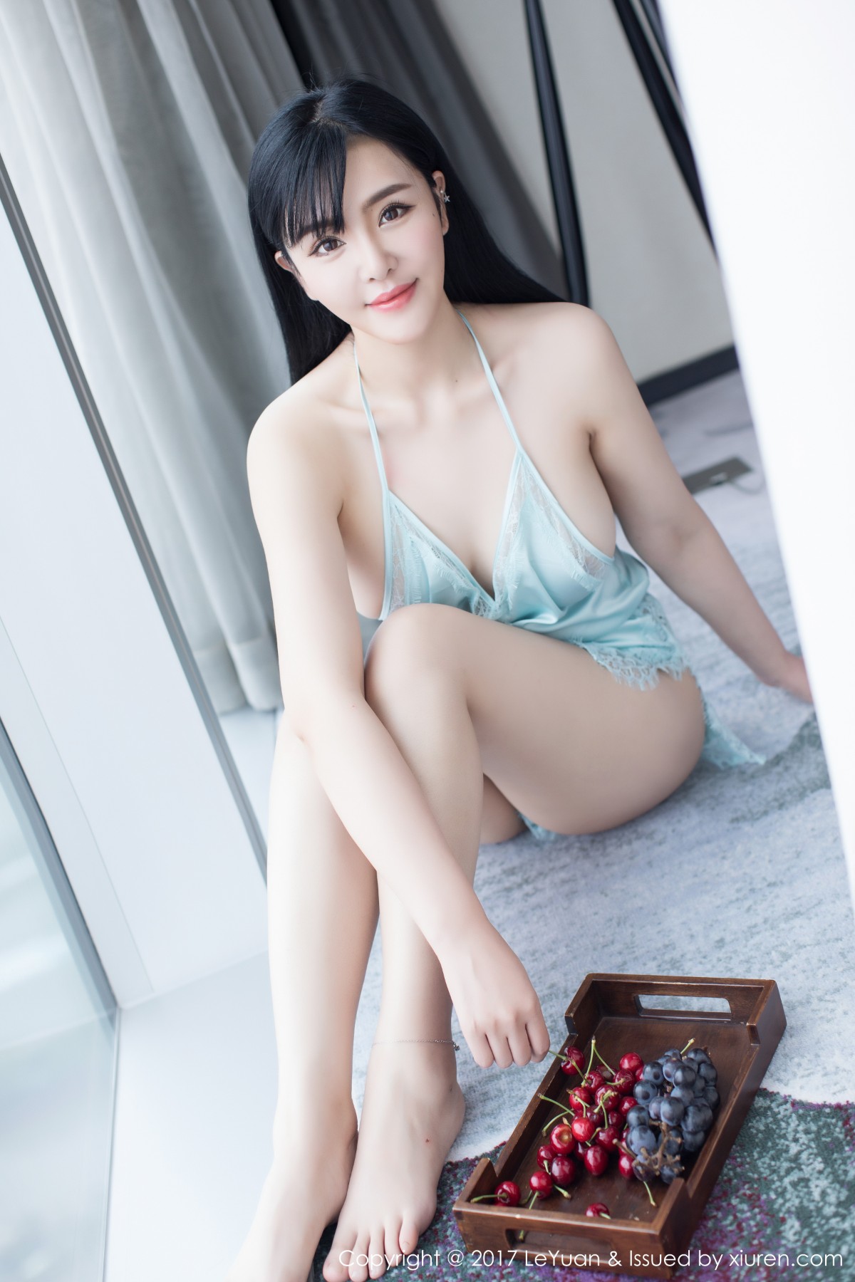 [LeYuan星乐园] VOL.045 刘钰儿蓝色吊带蕾丝睡裙傲人豪乳完美曲线写真 [37+1P]