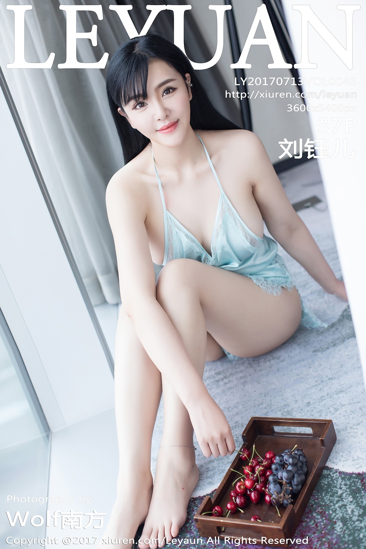 [LeYuan星乐园] VOL.045 刘钰儿蓝色吊带蕾丝睡裙傲人豪乳完美曲线写真 [37+1P]