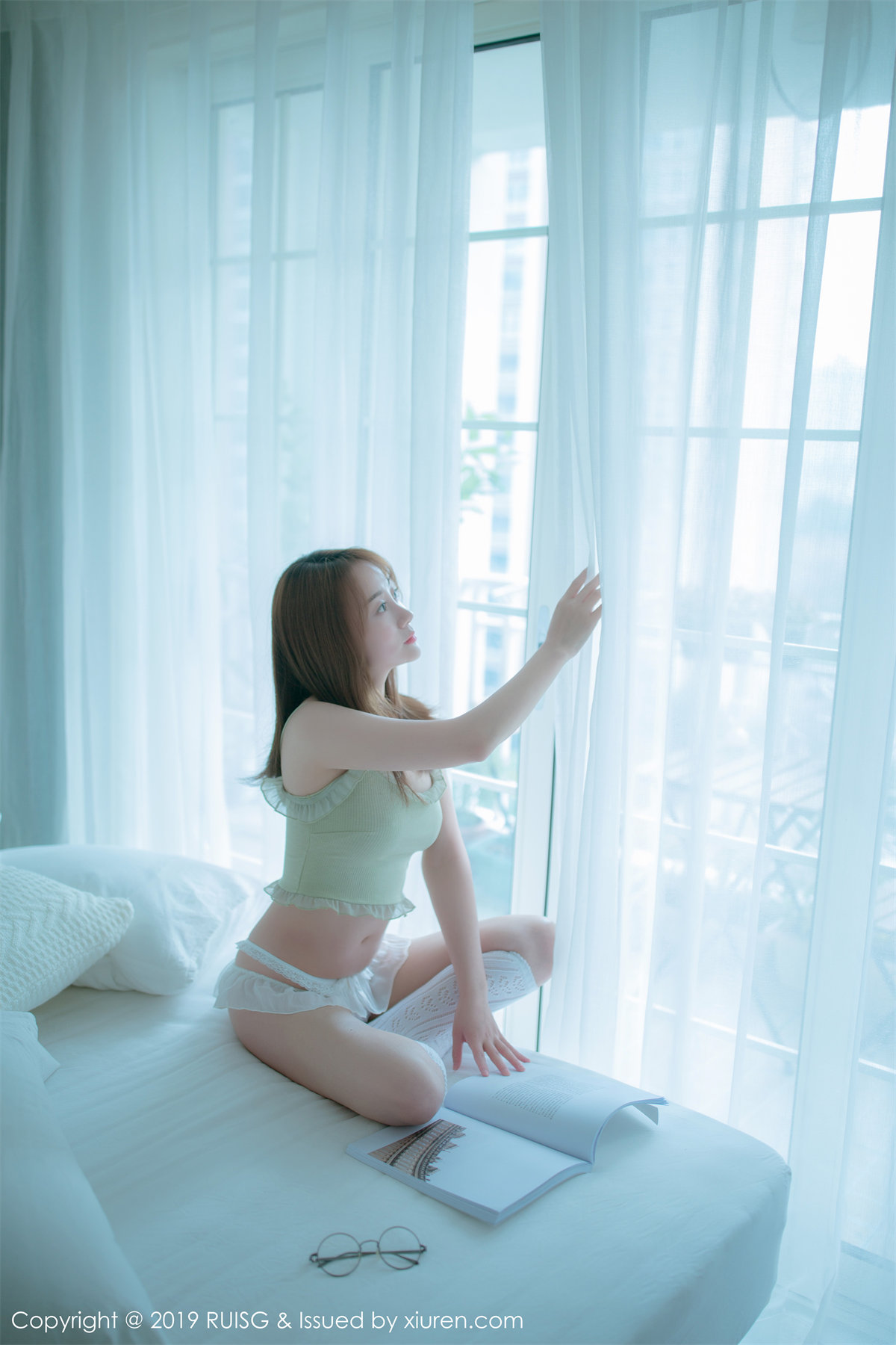 [MICAT瑞丝馆] VOL.080 风衣月Lucy床上性感内衣配白色腿袜清爽迷人写真 [46+1P]